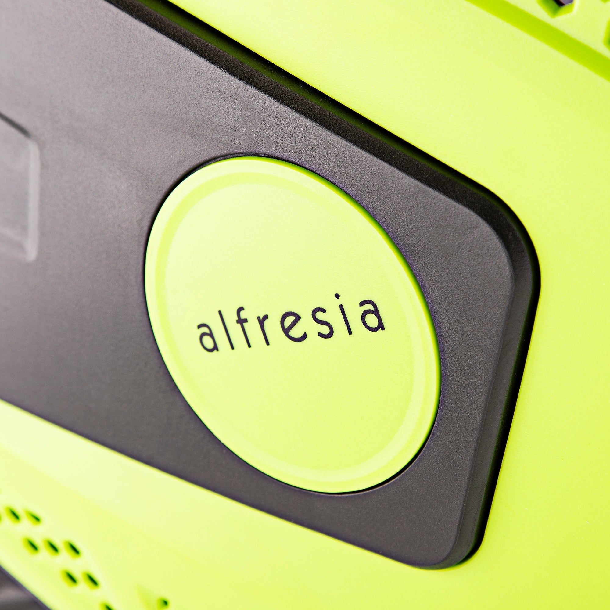 Alfresia 15m Wall Mounted Auto Hose Reel with Spray Gun and Brass Attachments